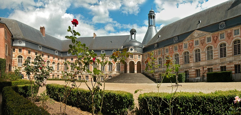chateau-Saint-fargeau-cour
